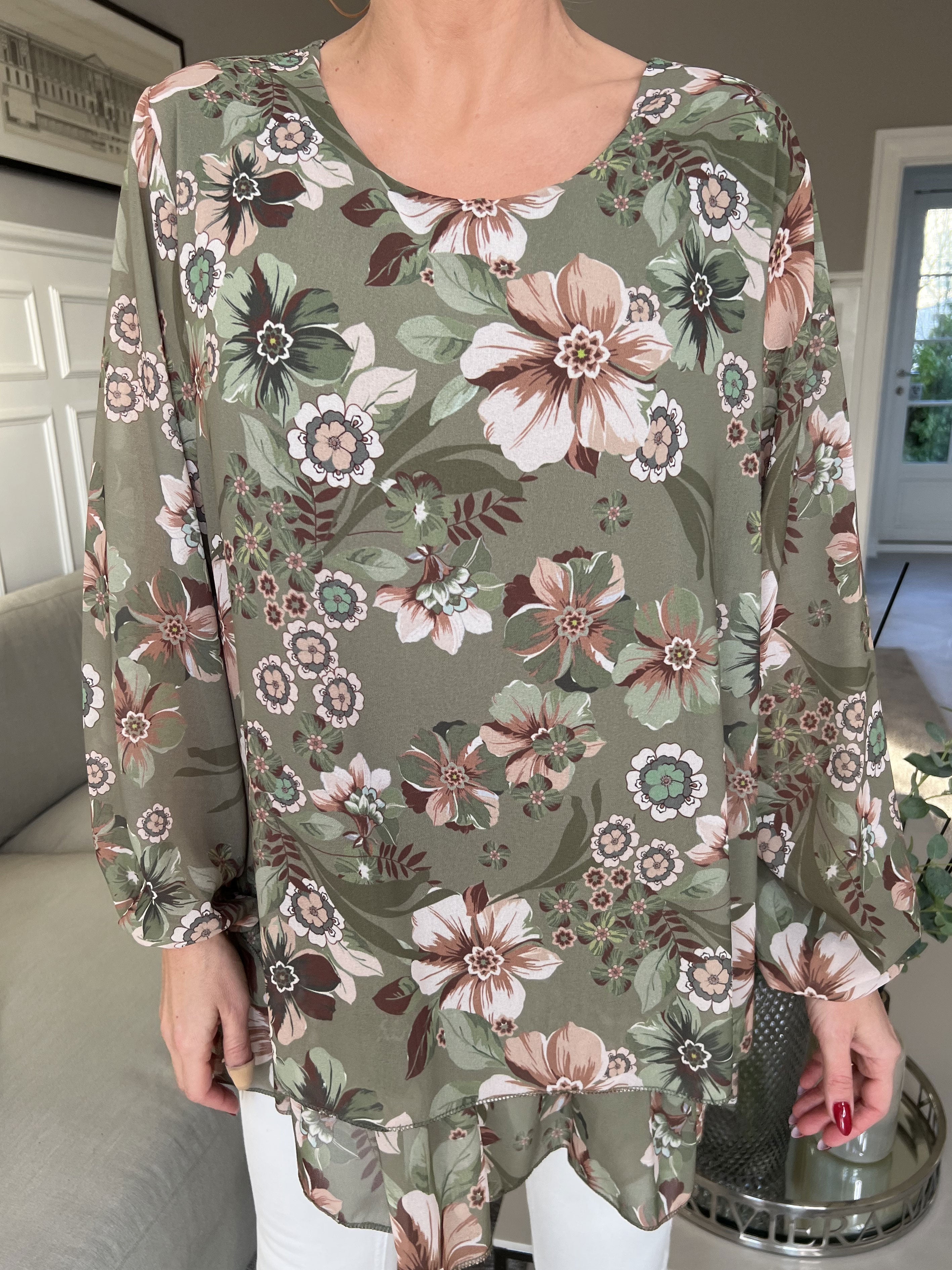 Wicky - Söt tunika i chiffong med blommiga motiv